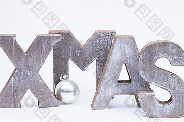 构成x-mas一词的大写字母，白色上方有银色圣诞球