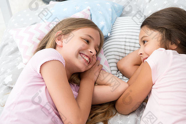 永远是最好的<strong>朋友</strong>。女孩们在床上休息。睡眠党的概念。女孩们只是想玩得开心。<strong>邀请朋友</strong>过夜。考虑主题睡眠派对。睡眠派对是永恒的童年传统。