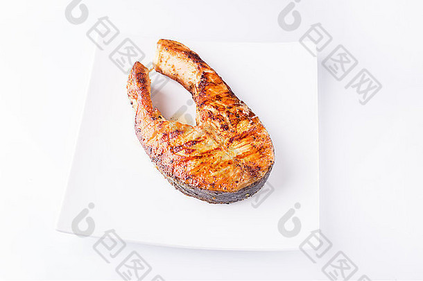 烤大马哈鱼牛排孤立的白色板餐厅鱼菜单背景