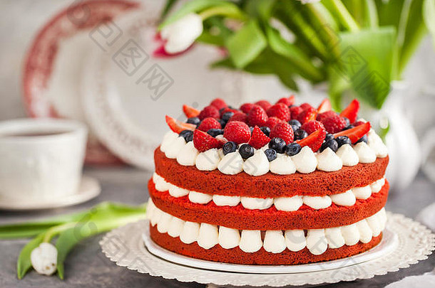 美味的红丝绒蛋糕，用奶油和新鲜浆果装饰