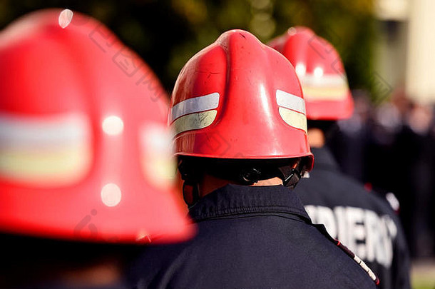 游行期间，从后面可以看到戴着消防头盔的消防员