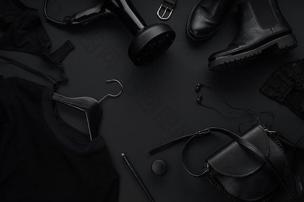 黑色背景上的黑色单色平板。服装、配件和美容设备。黑色星期五销售概念