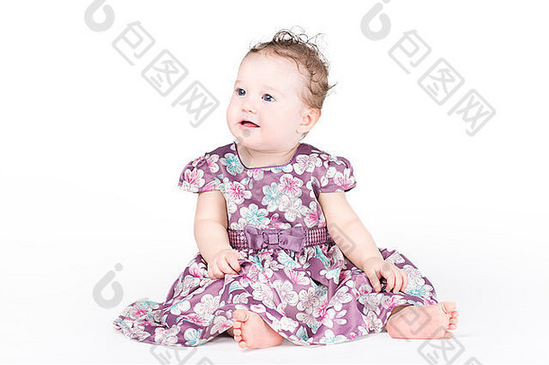 美丽的婴儿女孩紫色的衣服
