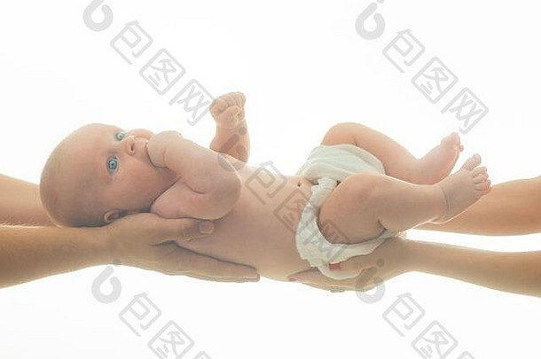 爱的家庭和童年的概念。天使般面容的新生儿躺在父母的手上。爸爸妈妈手里拿着尿布的小孩。在白色背景上由父母双方手抱的婴儿。