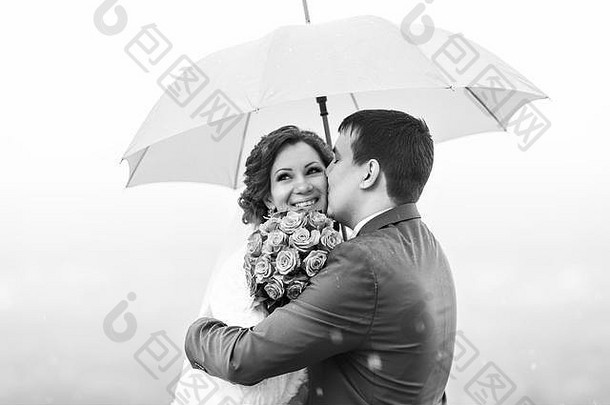 结婚了夫妇有趣的伞