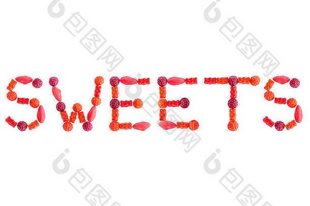 单词SWEETS由红色含糖糖果制成，在白色背景上隔离