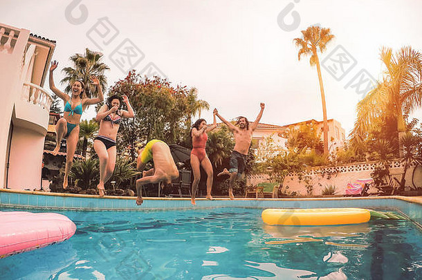 集团快乐朋友跳池日落时间千禧年轻的人有趣的使聚会，派对独家度假胜地热带