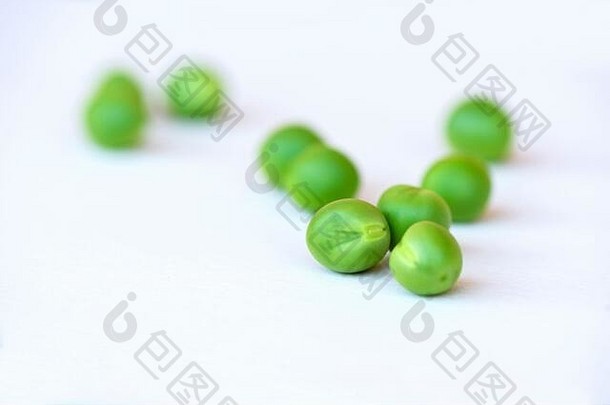 绿色豌豆新鲜的蔬菜孤立的白色背景