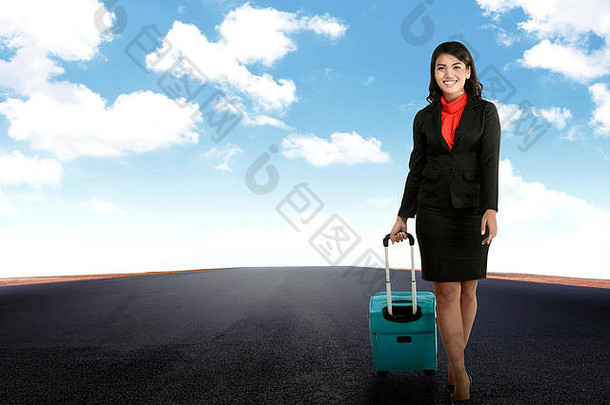 一个独自行走的女人带着手提箱。商务旅行概念