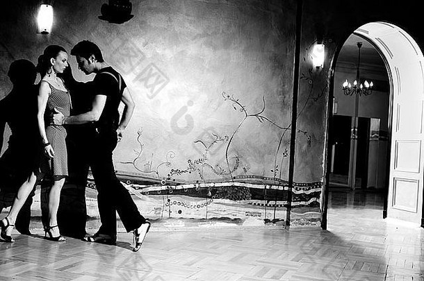 一男一女最浪漫的舞蹈：探戈。请查看同一张照片中的更多图片。