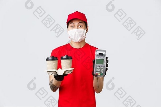 非接触式交付安全购买购物冠状病毒概念有趣的快递医疗面具手套带客户咖啡回来