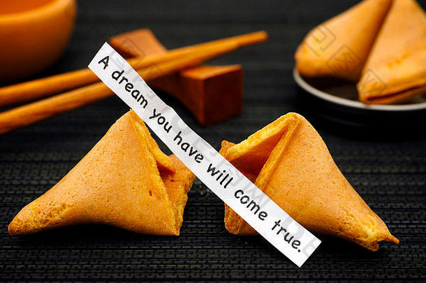 纸带短语梦想真正的《财富》杂志饼干饼干筷子黑色的餐巾背景