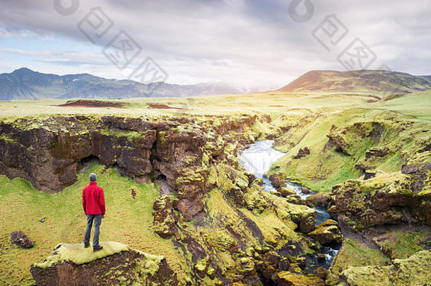 森林河斯科加瀑布瀑布冰岛欧洲旅行者红色的夹克站岩石山