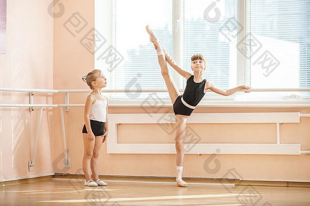 女孩看老芭蕾舞学生练习巴利