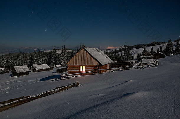房子牧羊人高山牧场晚上冬天喀尔巴阡山乌克兰