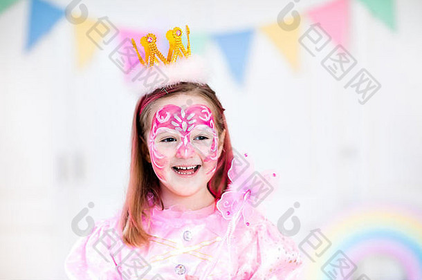 给小女孩画脸。公主和仙女主题生日派对，为学龄前儿童提供面部彩绘艺术家和服装。庆祝圣殿的孩子们