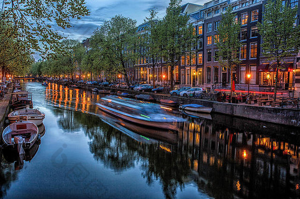 荷兰首都阿姆斯特丹的滨水河