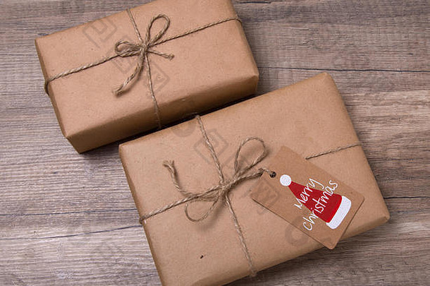 圣诞节一年礼物盒子包装卡夫纸空白礼物标签木<strong>背景</strong>