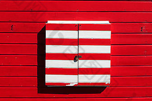 英国萨福克县Southwold镇海滨长廊上五颜六色的木制海滩小屋