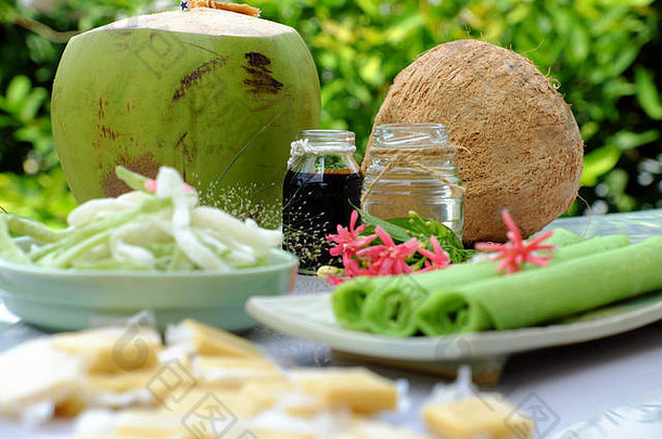 这组产品来自椰子糖、牛奶米纸、椰子油、黑酱油、果酱或椰子水，是越南最受欢迎的食品