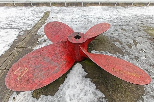 雪地码头上有四个叶片的红色大螺旋桨