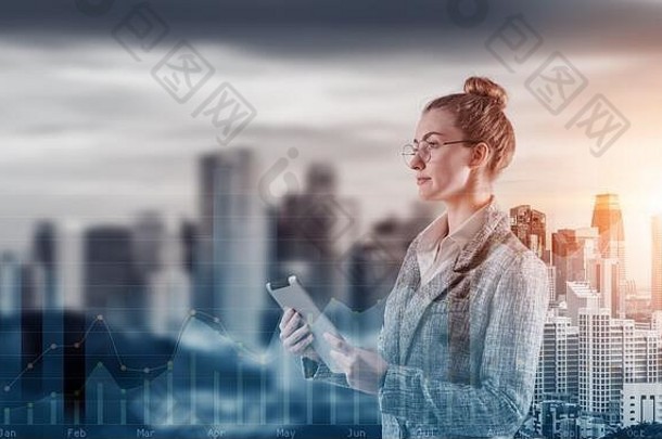 双曝光有吸引力的业务女人沃金平板电脑城市景观背景infographics图表女商人领袖管理standin