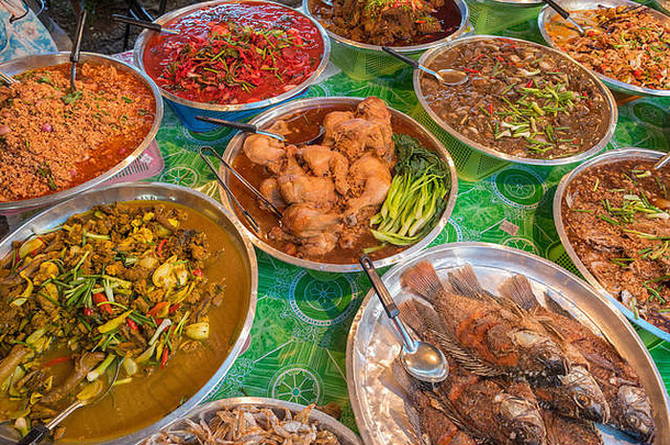 泰国美食。在克拉比敖南的夜市上选择美食。一部分通常为1.3（40泰铢）。