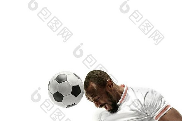 关闭情感非洲男人。玩<strong>足球</strong>打球头孤立的白色背景<strong>足球</strong>体育运动面部表达式人类情绪健康的生活方式概念Copyspace