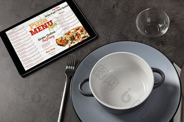不间断带餐具概念的在线比萨饼菜单
