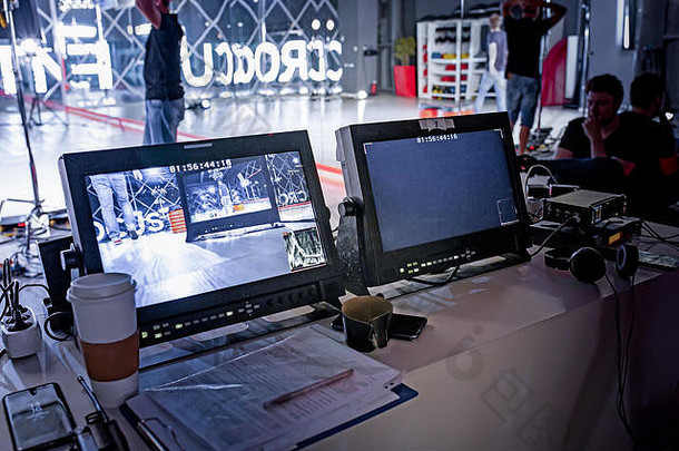 幕后有电视<strong>电影</strong>摄制组和摄制组，摄像机和监视器设在大工作室内。