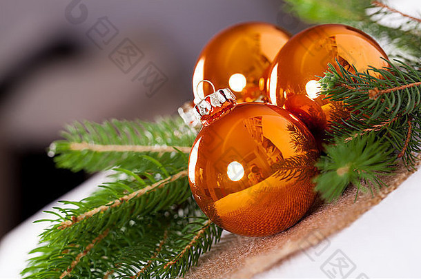 闪亮明亮的铜色圣诞球依偎在新鲜常绿松树的枝干上，在黑森山的一个小广场上，形成了多彩的季节<strong>背景</strong>