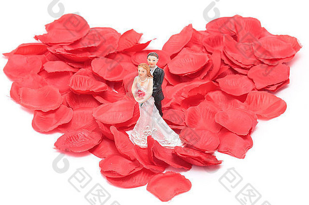 新娘和新郎站在玫瑰花瓣上