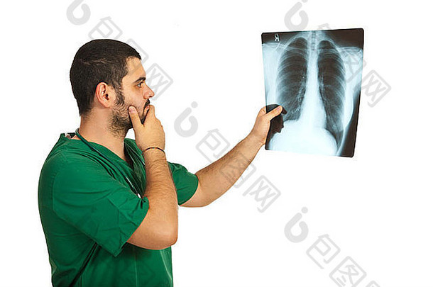 忧心忡忡的放射科医生检查隔离在白色背景上的X射线