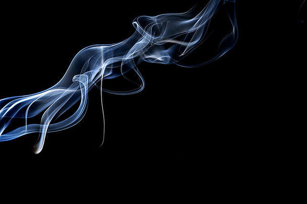 黑色背景上的抽象烟雾。纹理设计元素。抽象艺术。香中的烟。微距拍摄。