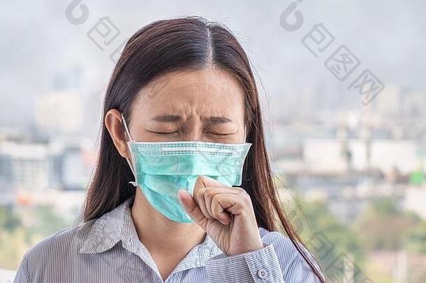 PM2.5。人们因空气污染而感到恶心，对环境有有害或有毒的影响。城里的女人戴着口罩<strong>保护自己</strong>