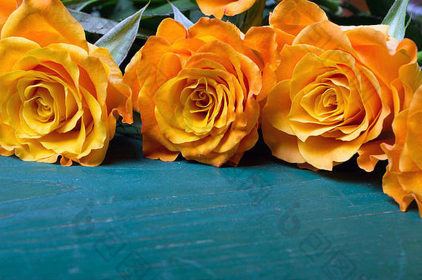 木质背景上的一束橙玫瑰