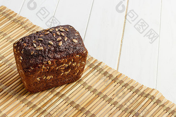 在竹餐巾上<strong>撒种子</strong>的黑麦面包。
