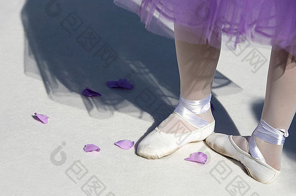芭蕾舞女演员尖端鞋子影子