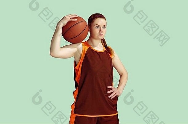 年轻的高加索人女篮球球员自信持有球摆姿势孤立的薄荷彩色的背景概念体育运动运动能源动态健康的生活方式培训练习