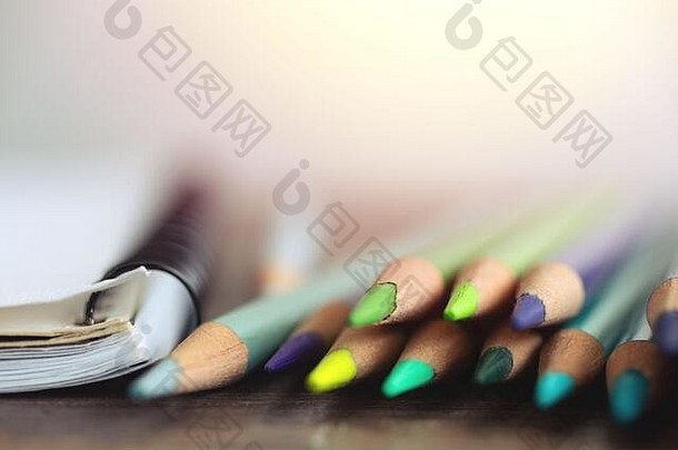 许多<strong>彩色</strong>铅笔的特写镜头，宏。艺术类学生或工作空间概念