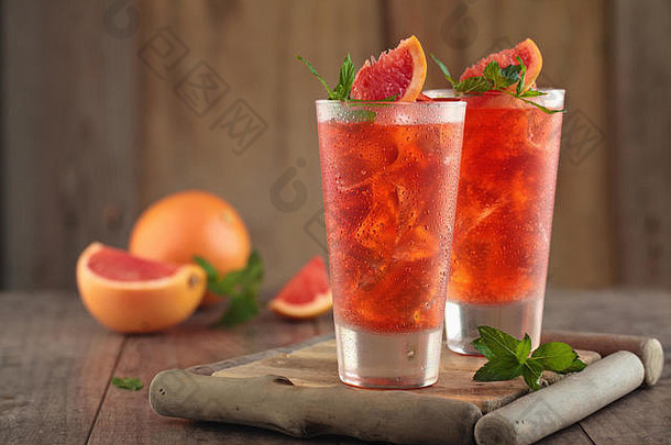 葡萄柚柠檬水和可乐杯加冰块和水滴。