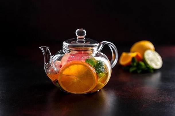 热水果茶柠檬薄荷橙色石灰葡萄柚美丽的玻璃茶壶