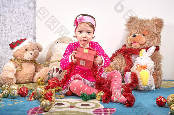 可爱的快乐女孩kidin红色的衣服头乐队使花坐着吹毛求疵的人玩圣诞节玩具