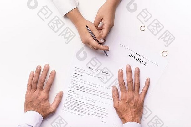 妻子、丈夫签署离婚令