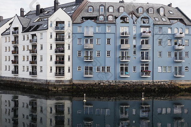 欧洲阿勒松镇的蓝白色分离主义房屋倒映在挪威的<strong>水</strong>中