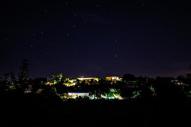 法国阿根斯河畔罗克布鲁纳村庄的夜景，房屋和星空都被照亮