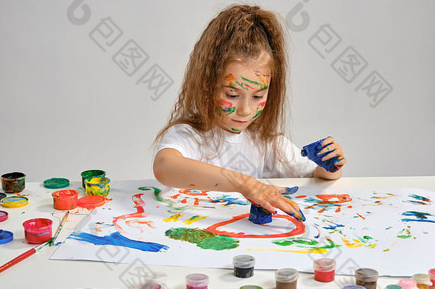 女孩白色t恤坐着表格绘画纸油漆画摆姿势画脸手孤立的白色特写镜头