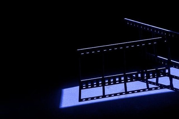 电影背景。电影卷轴在蓝色和黑色背景上为电影加上文本位置