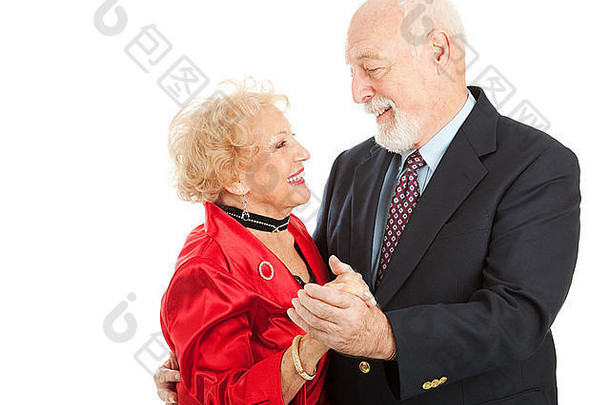 相爱的老人夫妇在白色背景下一起跳舞