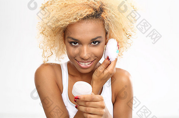 年轻的女人洗脸棉花拭子化妆品诊所皮肤清洗脸棉花垫洗化妆